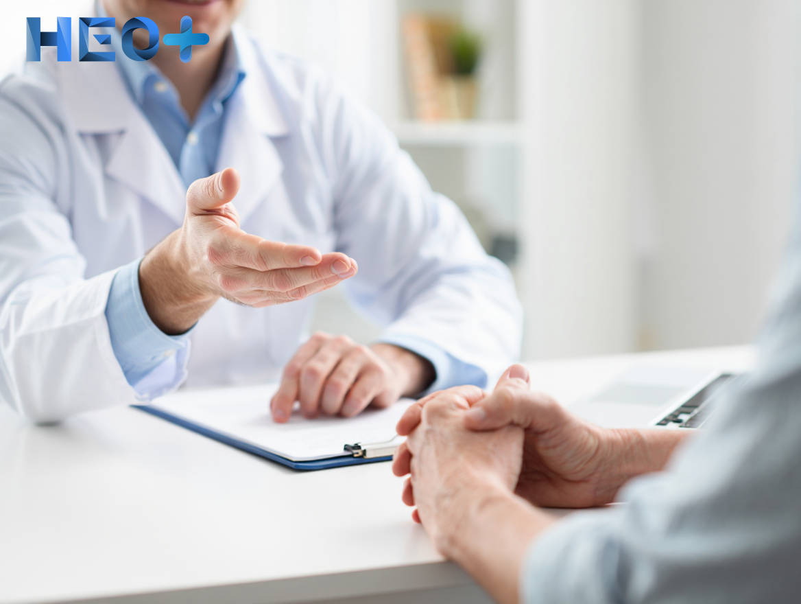 Врач консультирует пациента